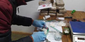 Hallaron marihuana y cocaína abandonada a orillas del río Paraná en Iguazú