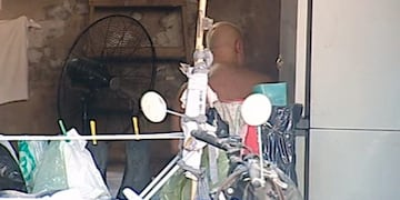 Temor en Villa Lugano por un hombre desnudo que se atrincheró en su casa y amenaza a los vecinos\u002E