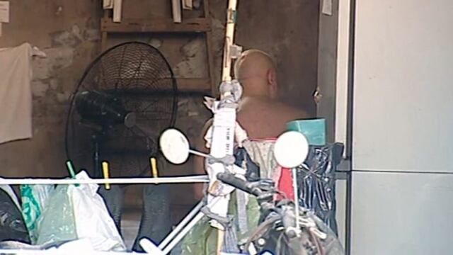 Temor en Villa Lugano por un hombre desnudo que se atrincheró en su casa y amenaza a los vecinos\u002E