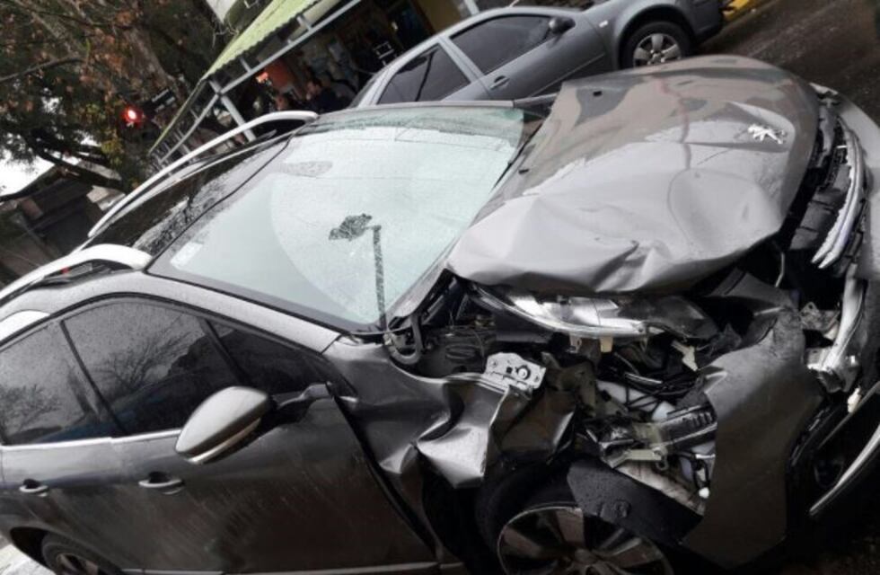 Robó un auto, chocó a una familia y fue detenido en Flores tras una intensa persecución