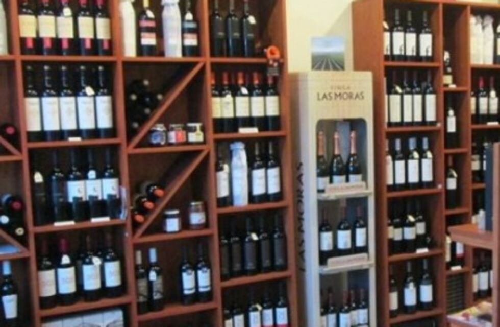 Rompen puerta de un local y roban una caja de vino