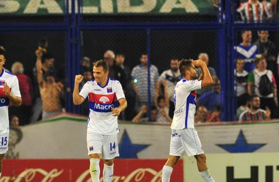Tigre quiere quedarse en primera y le ganó 2-1 a Vélez en Liniers