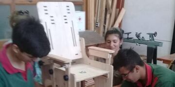 Estudiantes construyen sillas posturales