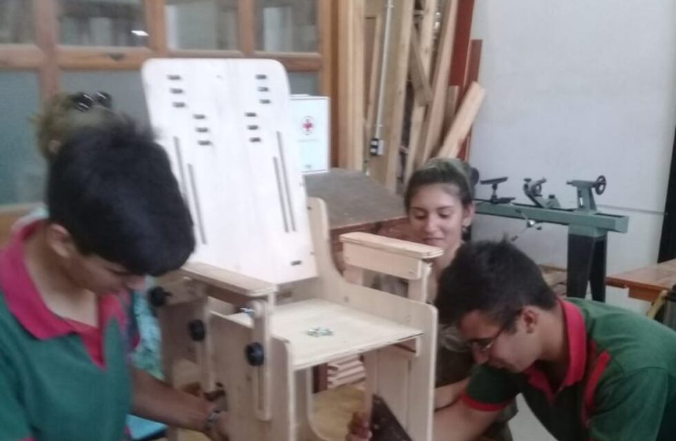 Estudiantes construyen sillas posturales para discapacitados