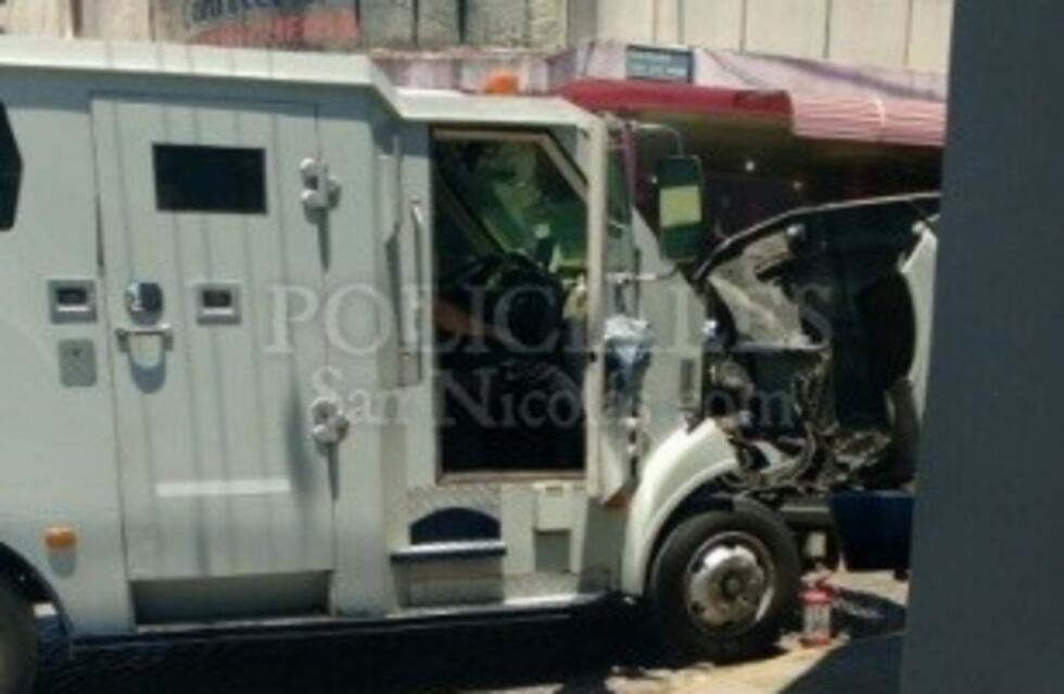 Ardió en llamas un camión de caudales en pleno centro nicoleño