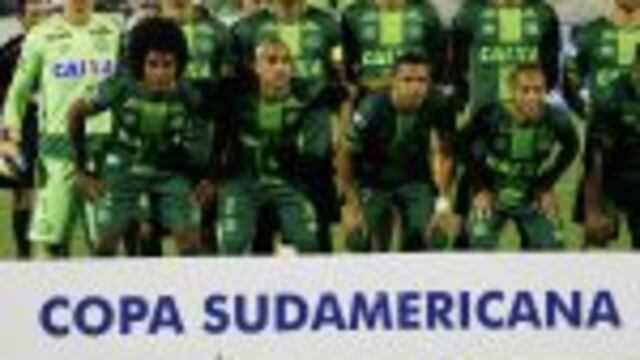BOGT500.- BOGOTu00c1 (COLOMBIA), 5/12/2016.- Fotografu00eda del 23 de noviembre de 2016, de jugadores del Chapecoense quienes posan al inicio del partido de vuelta por las semifinales de la Copa Sudamericana, en la Arena Condu00e1 de Chapecu00f3 (Brasil). La Confederaciu00f3n Sudamericana de Fu00fatbol (Conmebol) nombru00f3 al Chapecoense hoy, lunes 5 de diciembre de 2016, campeu00f3n de la Copa Sudamericana 2016, cuya final iba a jugar antes del accidente au00e9reo en el que murieron 71 personas la semana pasada, cuando el equipo brasileu00f1o iba a aterrizar en Colombia. La Conmebol dijo en el comunicado que Chapecoense seru00e1 reconocido como campeu00f3n