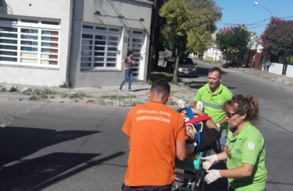 Un joven hospitalizado tras chocar en su motocicleta contra un automóvil