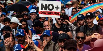 Venezuelan opposition activists protest against the government of President Nicolas Maduro, in Caracas, on May 15, 2017. nThousands of Venezuelans blocked roads on Monday in a seventh week of anti-government demonstrations, vowing not to budge all day in protest at a deadly political and economic crisis. / AFP PHOTO / JUAN BARRETO