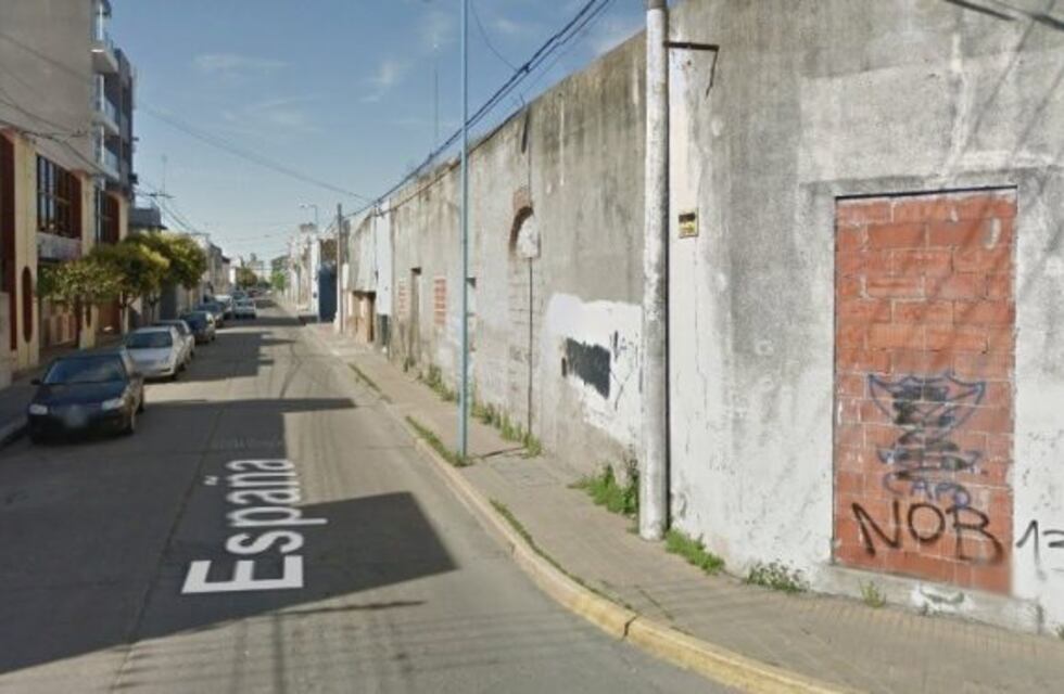 Trepó un portón y se llevó los pisos porcelanatos de una obra en construcción