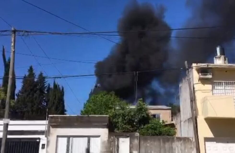 Vecinos de barrio Belgrano reaccionaron atemorizados por el incendio de un galpón