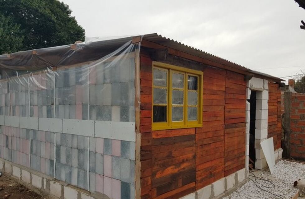 Un proyecto solidario construyó la primera casa con materiales reciclados en Victoria