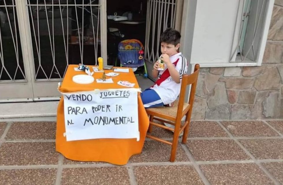 El niño que puso en venta sus juguetes para poder ir al Monumental
