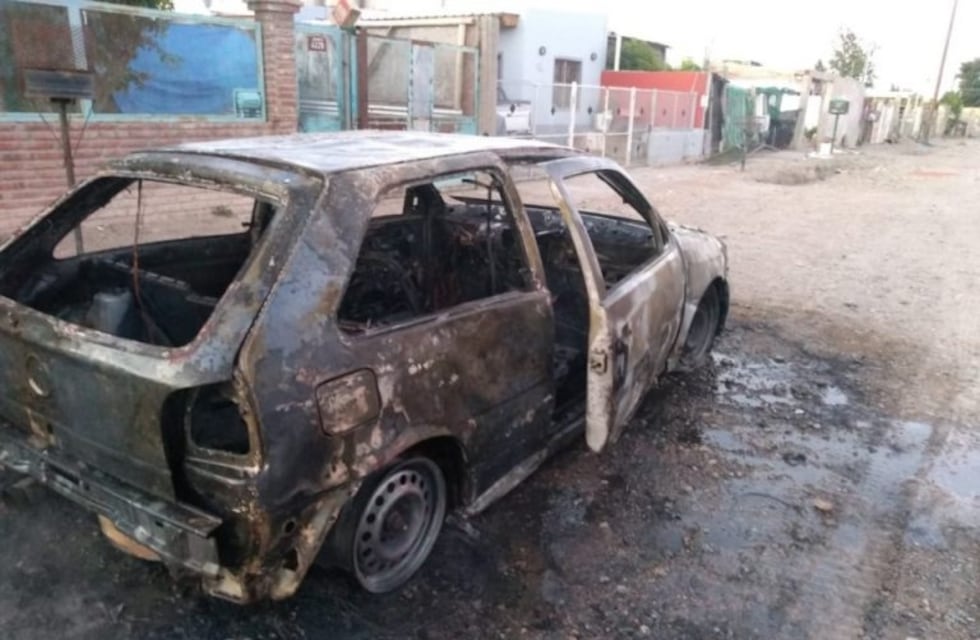 Nuevamente se incendia un vehículo en la madrugada