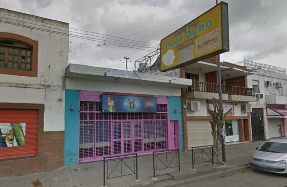 Policía le disparó en la cabeza a un delincuente encapuchado que trató de robar un bar