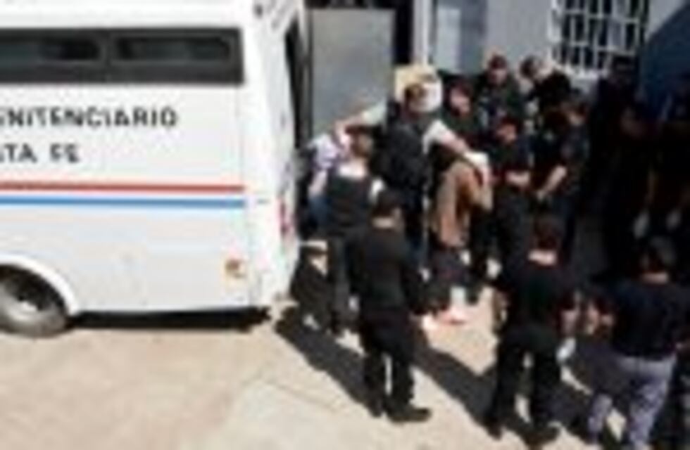Luego de la seguidilla de fugas, trasladaron a un centenar de detenidos en comisarías