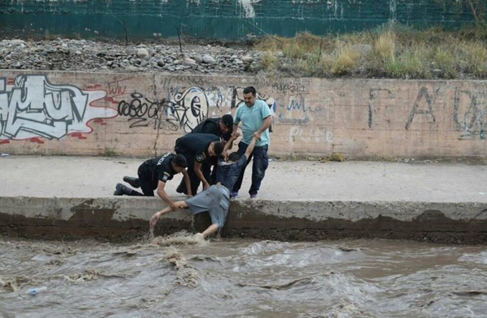 Pintaban grafitis en el Cacique Guaymallén, hubo una crecida y casi mueren ahogados