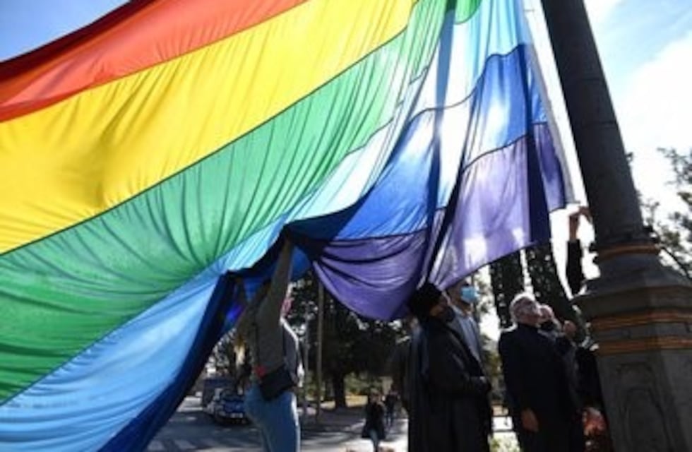 La bandera de la diversidad, flameando en el Parque Sarmiento