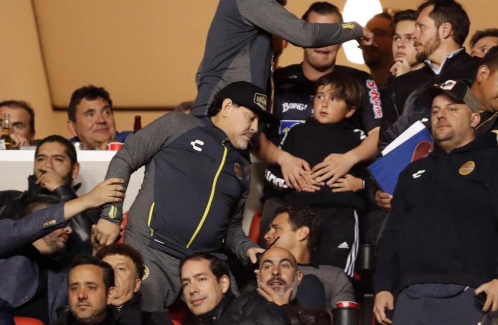 Maradona se sacó en pleno partido e invitó a pelear a un hincha rival