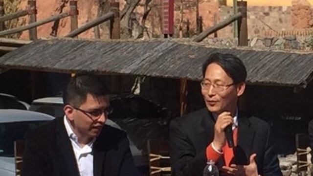 Ezequiel Escobar titular de la empresa New Brick y el CEO de Samsung en Argentina, Sang Jik Lee