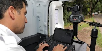 Técnico programando una cámara dedicada a las fotomultas (Vía País)\u002E