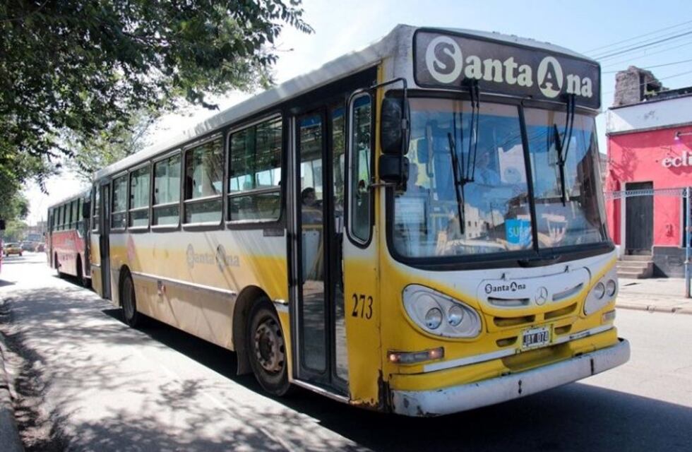 Caos para viajar por reducción del transporte urbano