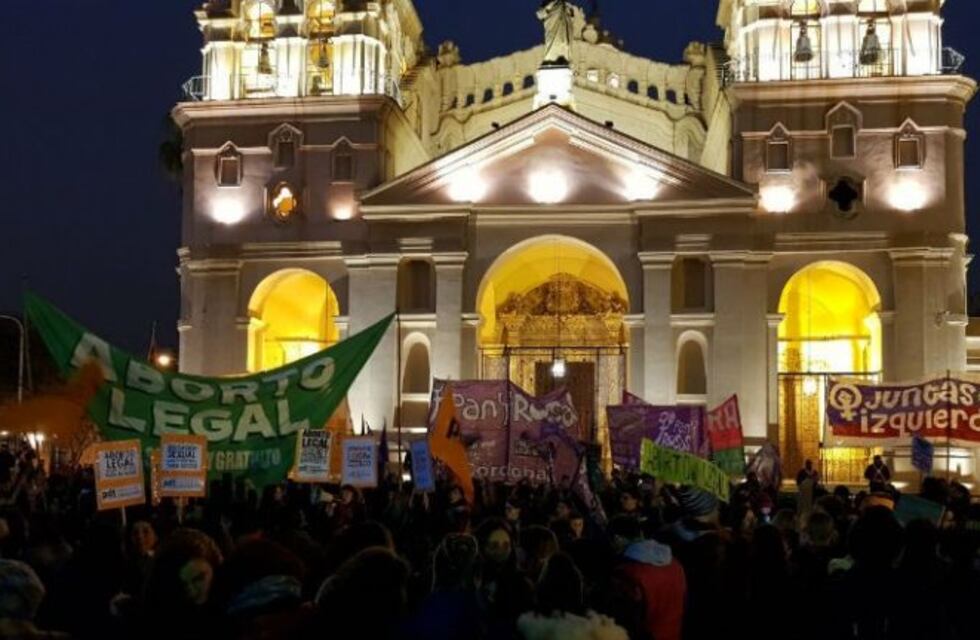 Se realizó un nuevo Pañuelazo frente a la Catedral de Córdoba