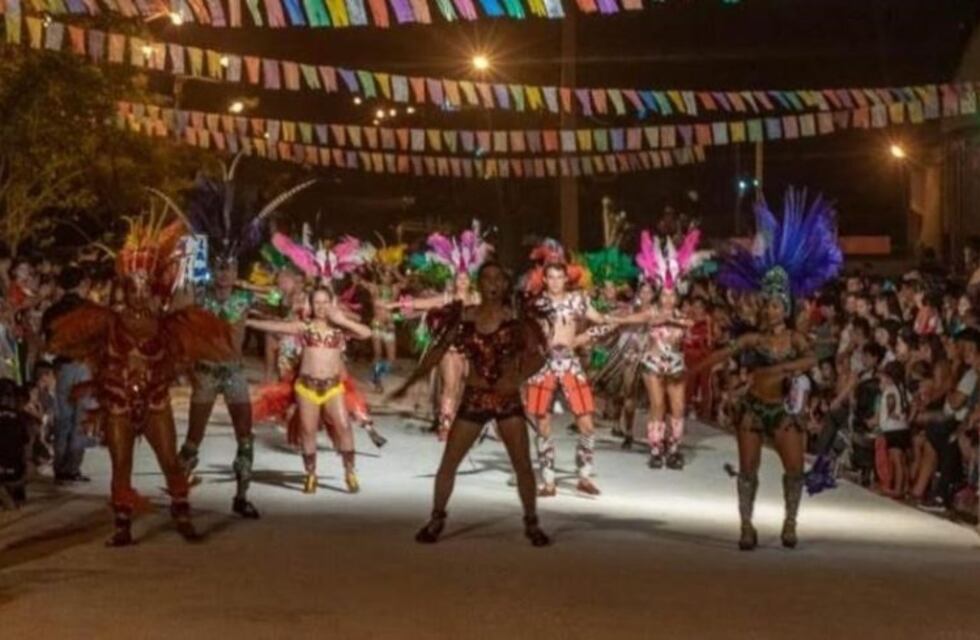 Puerto Esperanza: brillante despliegue de los carnavales en el sambódromo