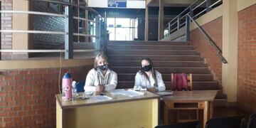 Las funcionarias municipales llevan un estricto control en el acceso a la terminal\u002E