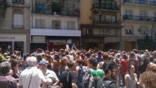 Continu00faa la protesta frente al anexo del Ministerio de Educaciu00f3n en Recoleta.