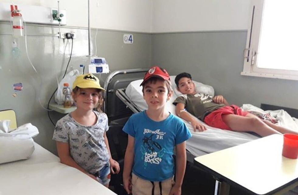 Crystal y Benicio, los nenes que vendieron sus dibujos, compraron regalos para 60 chicos de Azul