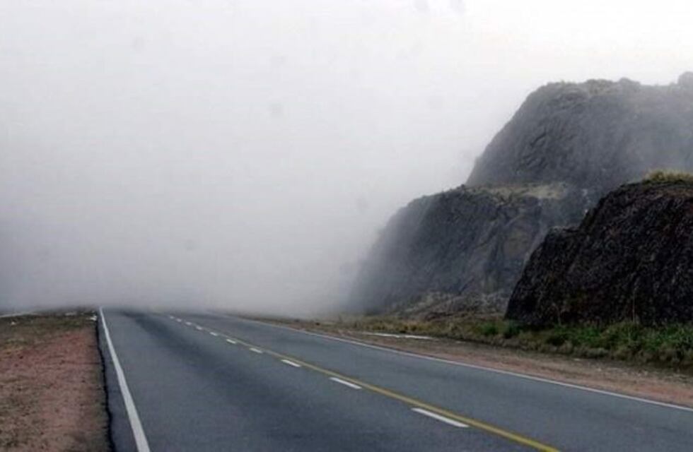 Transitable pero con intensa niebla en Camino de las Altas Cumbres
