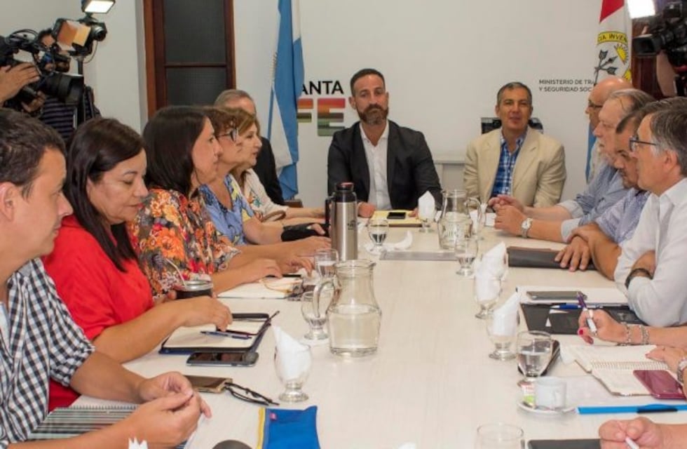 Paritaria docente: la oferta de Perotti no convenció a los docentes y podría haber paro
