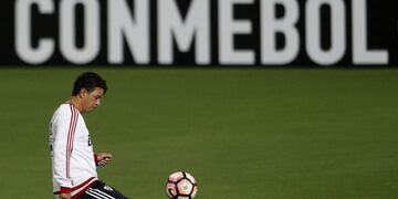 MEDELLu00cdN (COLOMBIA), 14/03/2017.- El director tu00e9cnico de River Plate, Marcelo Gallardo, patea un balu00f3n durante un entrenamiento hoy, martes 14 de marzo de 2017, en el estadio Atanasio Girardot de Medellu00edn (Colombia). EFE/Luis Eduardo Noriega medellin col