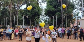 Puerto Iguazú: colocaron un lazo dorado en la Plaza San Martín en honor a la lucha contra el cáncer infantojuvenil.