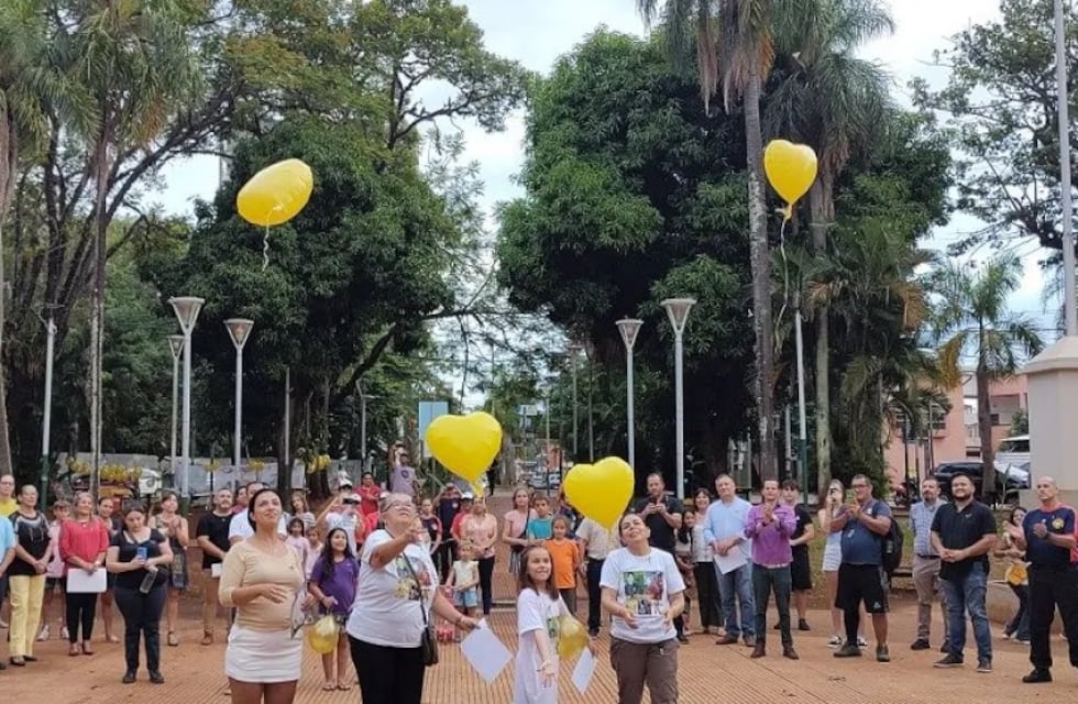 Puerto Iguazú: colocaron un lazo dorado en la Plaza San Martín en honor a la lucha contra el cáncer infantojuvenil