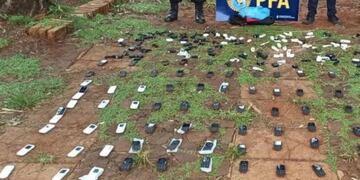 Iguazú: lo descubrieron con 100 teléfonos de contrabando en un bolso