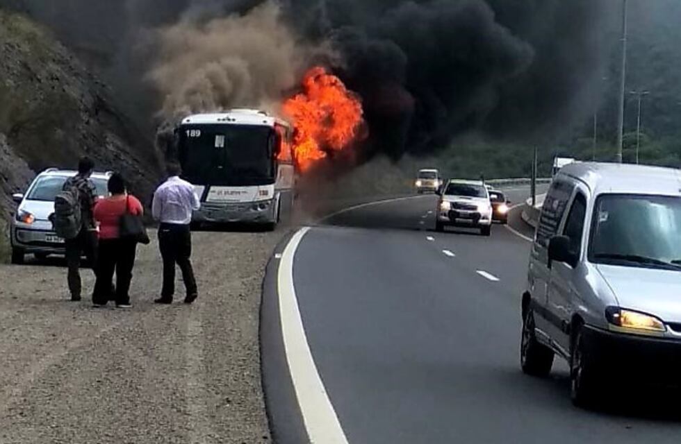 Impresionante: se incendió un colectivo de La Calera en plena ruta