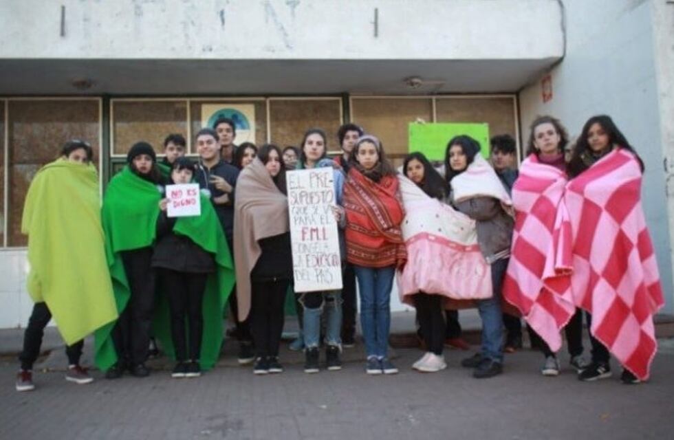 "Frazadazo": La Piloto se sumó a los reclamos por el frío en las escuelas