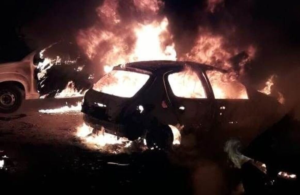 Siete autos que estaban estacionados en una cochera se prendieron fuego
