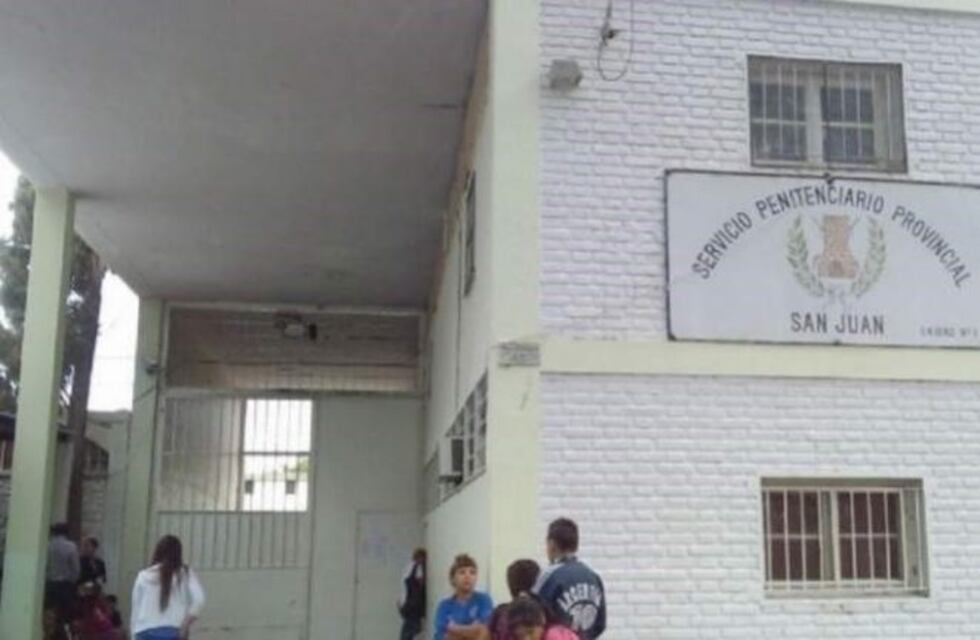 Escándalo: un preso subió a Facebook una foto con cocaína y un nene en la falda