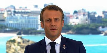 This image grab from footage taken and released by French television channel TF1 shows French President Emmanuel Macron delivering a speech in Biarritz, south-west France on August 24, 2019, on the first day of the annual G7 Summit attended by the leaders of the world's seven richest democracies, Britain, Canada, France, Germany, Italy, Japan and the United States\u002E (Photo by Handout / TF1 / AFP) / RESTRICTED TO EDITORIAL USE - MANDATORY CREDIT \