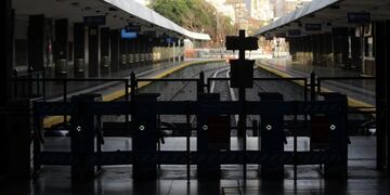 BUENOS AIRES 11/08/2015, LA Lu00cdNEA DE TRENES SARMIENTO NO FUNCIONA HOY POR UN PARO DE LOS GUARDAS EN RECHAZO A LA POLu00cdTICA DE SEGURIDAD IMPLEMENTADA POR LA EMPRESA ESTATAL NUEVOS FERROCARRILES ARGENTINOS. FOTO: DYN/ALBERTO RAGGIO. buenos aires paro del ferrocarril sarmiento linea sarmiento sin servicio rechazo politica seguridad de ferrocarriles argentinos