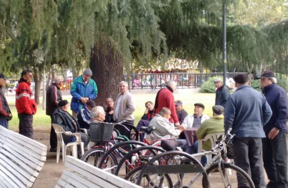 Una mujer donó las bochas de su marido fallecido para los jubilados del Parque Urquiza