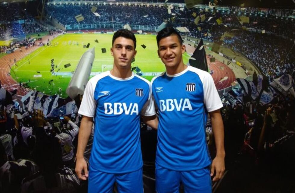 La primera foto oficial con la camiseta de Talleres de los dos refuerzos