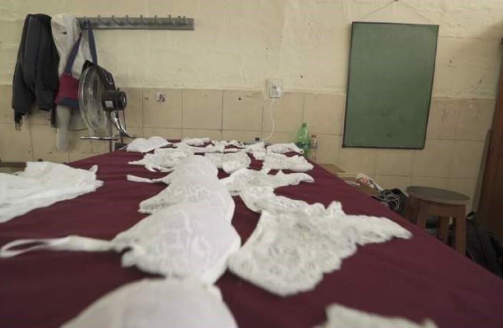 Historia: presas de la cárcel sanjuanina cosen corpiños oncológicos