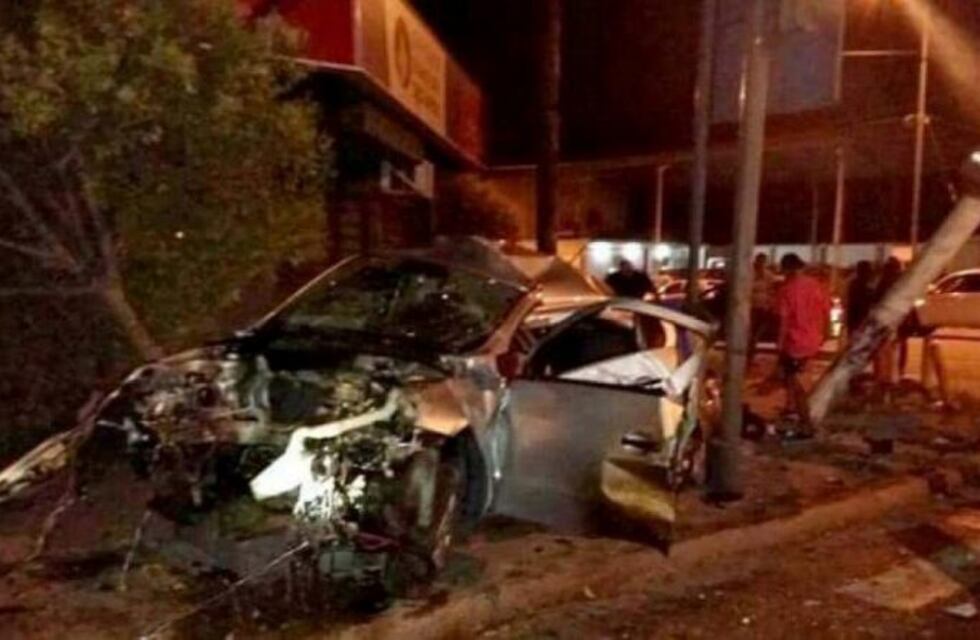Un joven de 24 años impactó con el auto contra un poste de luz y se encuentra grave