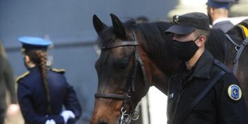 Último adiós a Juan Pablo Roldán, el policía asesinado a puñaladas en el barrio porteño de Palermo, en el cementerio de Chacarita\u002E (Clarín)