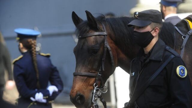 Último adiós a Juan Pablo Roldán, el policía asesinado a puñaladas en el barrio porteño de Palermo, en el cementerio de Chacarita\u002E (Clarín)