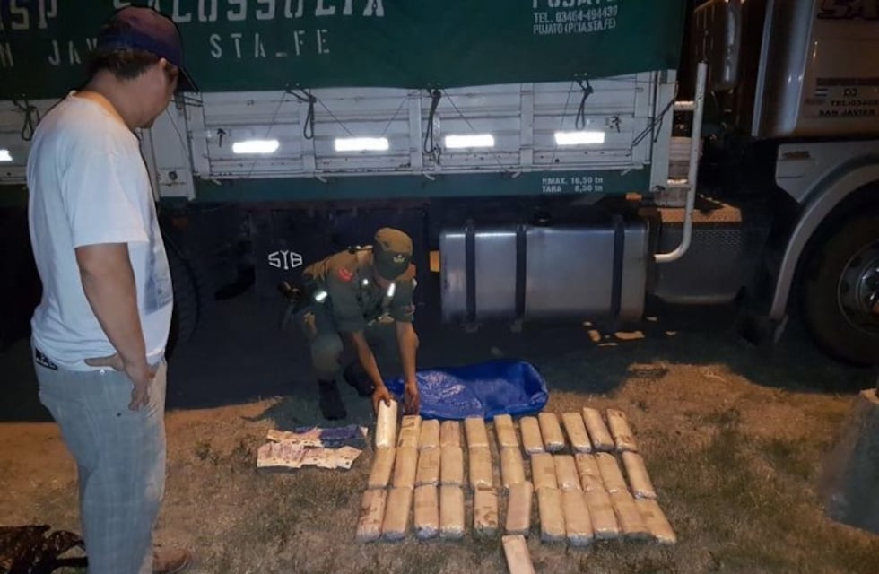 Un camionero que llevaba 17 kilos de hojas de coca quiso sobornar a un gendarme