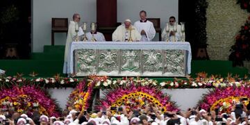El papa Francisco (centro) durante el oficio religioso en el aeropuerto Enrique Olaya Herrera en Medellín, Colombia, el 09/09/2017\u002E Ante miles de personas, el papa enfocó su homilía en la vocación religiosa\u002E (Vinculado al texto de dpa \